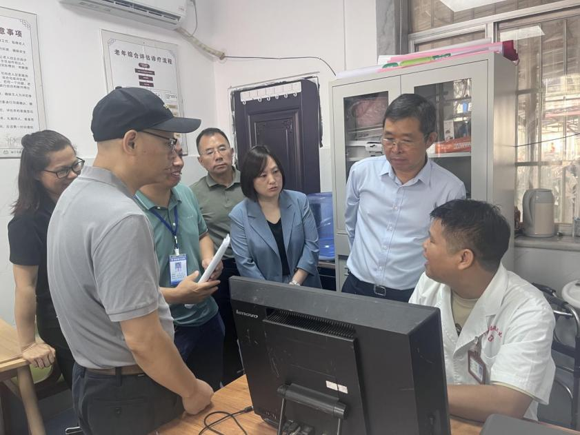雷正龙理事长一行赴广西开展丙肝防治项目调研